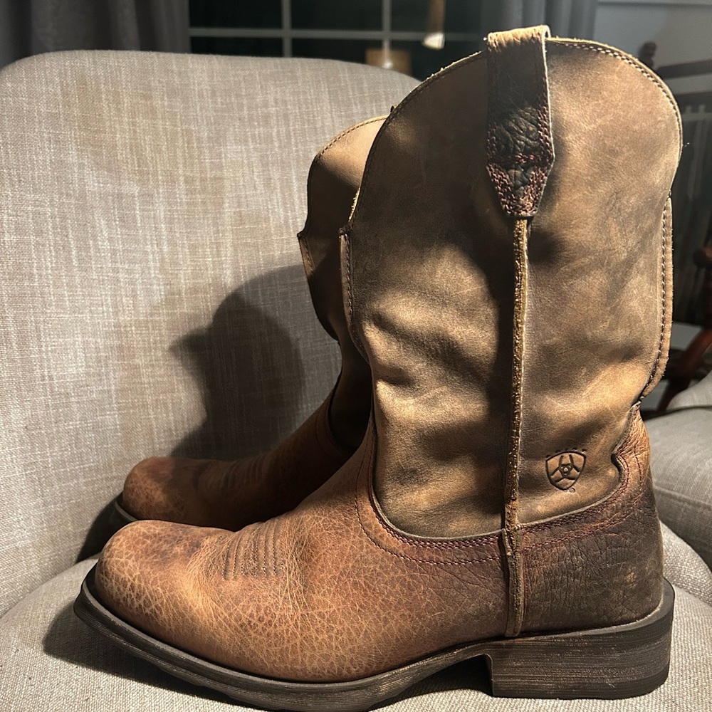 ariat cowboy boots, men size 9, worn a few time still in good condition